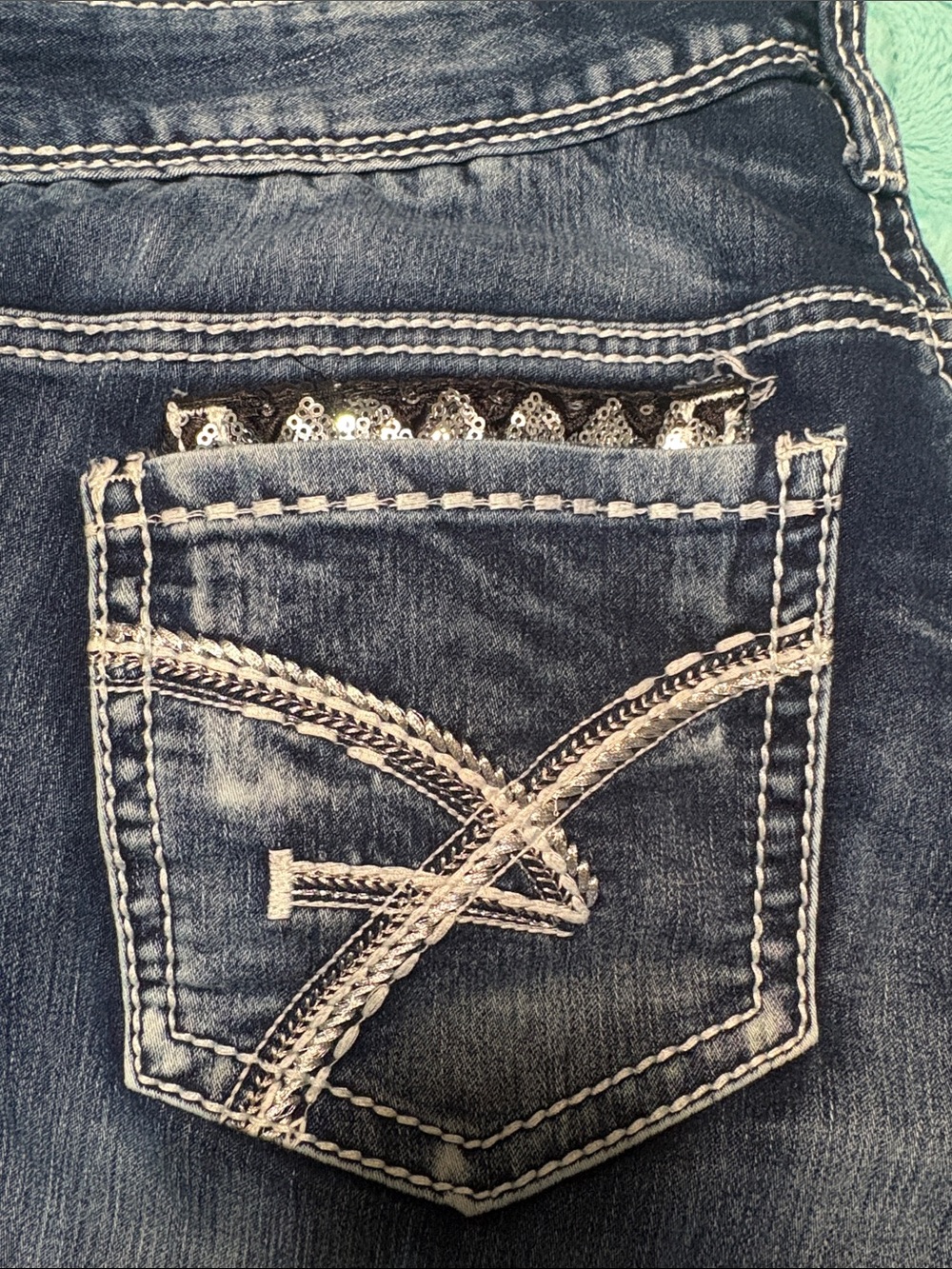Women's Dark Wash Embroidered Pocket Jeans - Picture 6 of 7